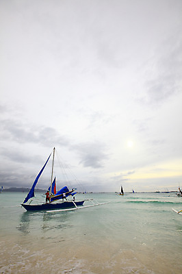 포토 JPG 주간 구름 해외풍경 해외 계절 아시아 물결 파도 바다 섬 여행 요트 하늘 휴가 열대 필리핀 사람 풍경 여러명 해변 야외 여름 여름휴가 바캉스 동남아시아 수상스포츠 보트 해수욕장 휴양지 보라카이 방카 호핑투어 선박 국내포토 자연요소 나라 스포츠 다수 수상교통 배_교통 장소 파일형식 여름_계절