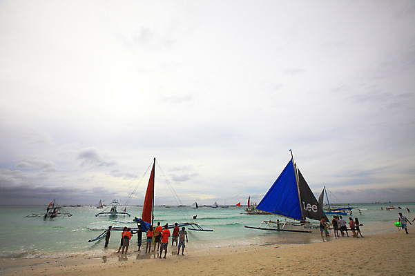 포토 JPG 주간 구름 해외풍경 해외 계절 아시아 물결 파도 바다 섬 여행 요트 하늘 휴가 열대 필리핀 사람 풍경 여러명 해변 야외 여름 여름휴가 바캉스 모래사장 동남아시아 수상스포츠 보트 해수욕장 휴양지 해수욕 보라카이 구명조끼 방카 호핑투어 선박 국내포토 자연요소 나라 스포츠 다수 수상교통 배_교통 장소 구조용품 파일형식 여름_계절