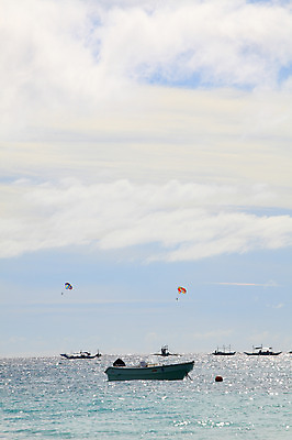 포토 JPG 주간 구름 해외풍경 해외 계절 아시아 바다 섬 여행 하늘 휴가 열대 필리핀 사람 풍경 여러명 해변 야외 여름 여름휴가 바캉스 반짝임 햇빛 동남아시아 수상스포츠 보트 보라카이 패러글라이딩 방카 호핑투어 선박 국내포토 자연요소 나라 스포츠 다수 수상교통 배_교통 모션 태양 파일형식 여름_계절