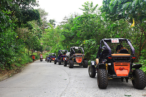 포토 JPG 주간 나무 식물 해외풍경 해외 아시아 선 줄 섬 여행 호텔 레저 휴가 열대 필리핀 사람 풍경 여러명 야외 여름휴가 바캉스 바이크 동남아시아 오토바이 풀 보라카이 4륜바이크 국내포토 자연요소 나라 육상교통 다수 숙소 파일형식 여름_계절