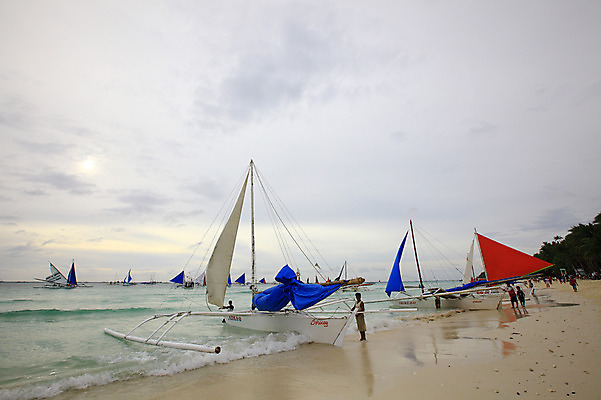 포토 JPG 주간 나무 식물 구름 해외풍경 해외 계절 아시아 물결 파도 바다 섬 여행 요트 하늘 휴가 열대 필리핀 사람 풍경 여러명 해변 야외 여름 여름휴가 바캉스 모래사장 야자수 동남아시아 돌_바위 조약돌 수상스포츠 보트 해수욕장 휴양지 보라카이 방카 호핑투어 선박 국내포토 자연요소 나라 스포츠 다수 수상교통 배_교통 장소 파일형식 여름_계절