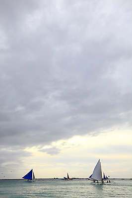 포토 JPG 주간 구름 해외풍경 해외 계절 아시아 바다 섬 여행 요트 하늘 휴가 열대 필리핀 사람 풍경 여러명 해변 야외 여름 여름휴가 바캉스 동남아시아 수상스포츠 보트 해수욕장 휴양지 보라카이 방카 호핑투어 선박 국내포토 자연요소 나라 스포츠 다수 수상교통 배_교통 장소 파일형식 여름_계절