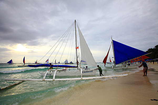 포토 JPG 주간 나무 식물 구름 해외풍경 해외 계절 아시아 물결 파도 바다 섬 여행 요트 하늘 휴가 열대 필리핀 사람 풍경 여러명 해변 야외 여름 여름휴가 바캉스 햇빛 동남아시아 수상스포츠 보트 해수욕장 휴양지 보라카이 방카 호핑투어 선박 국내포토 자연요소 나라 스포츠 다수 수상교통 배_교통 태양 장소 파일형식 여름_계절