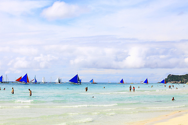 포토 JPG 주간 구름 해외풍경 해외 계절 아시아 물결 파도 바다 섬 여행 하늘 휴가 열대 필리핀 사람 풍경 여러명 해변 야외 여름 여름휴가 바캉스 동남아시아 수상스포츠 보트 해수욕장 휴양지 해수욕 보라카이 방카 호핑투어 선박 국내포토 자연요소 나라 스포츠 다수 수상교통 배_교통 장소 파일형식 여름_계절