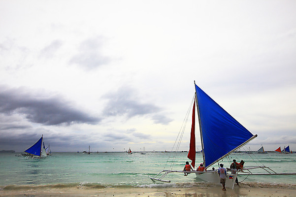 포토 JPG 주간 구름 해외풍경 해외 계절 아시아 물결 파도 바다 섬 여행 요트 하늘 휴가 열대 필리핀 사람 풍경 여러명 해변 야외 여름 여름휴가 바캉스 동남아시아 수상스포츠 보트 해수욕장 먹구름 휴양지 해수욕 보라카이 구명조끼 방카 호핑투어 선박 국내포토 자연요소 나라 스포츠 다수 수상교통 배_교통 장소 구조용품 파일형식 구름_자연 여름_계절