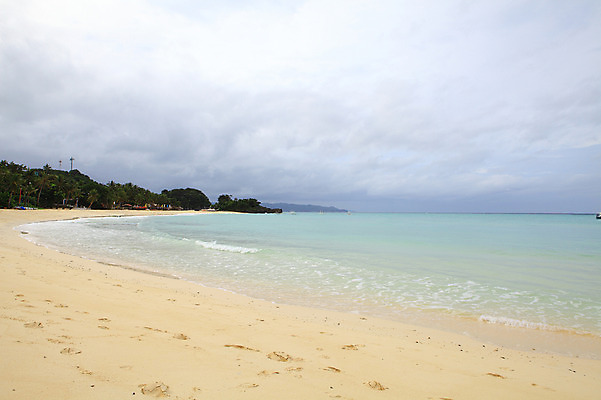 포토 JPG 주간 나무 식물 해외풍경 해외 건축물 계절 아시아 물결 파도 바다 섬 여행 휴가 열대 필리핀 풍경 해변 사람없음 야외 건물 여름 여름휴가 바캉스 모래사장 야자수 동남아시아 보트 발자국 해수욕장 휴양지 보라카이 방카 선박 국내포토 자연요소 건축 나라 수상교통 배_교통 자국 장소 파일형식 여름_계절