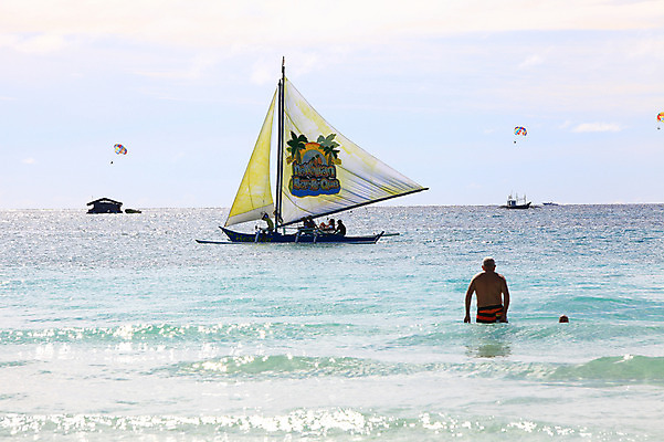 포토 JPG 주간 구름 해외풍경 해외 계절 아시아 바다 섬 여행 요트 하늘 휴가 열대 필리핀 사람 풍경 여러명 해변 야외 여름 여름휴가 바캉스 동남아시아 수상스포츠 보트 해수욕장 휴양지 해수욕 보라카이 패러글라이딩 방카 호핑투어 선박 국내포토 자연요소 나라 스포츠 다수 수상교통 배_교통 장소 파일형식 여름_계절