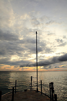 포토 JPG 주간 구름 해외풍경 해외 계절 아시아 물결 바다 섬 여행 하늘 휴가 열대 필리핀 풍경 해변 사람없음 야외 여름 여름휴가 바캉스 햇빛 일출 노을 동남아시아 일몰 보트 먹구름 휴양지 보라카이 선상 선박 국내포토 자연요소 나라 수상교통 배_교통 태양 장소 파일형식 구름_자연 여름_계절