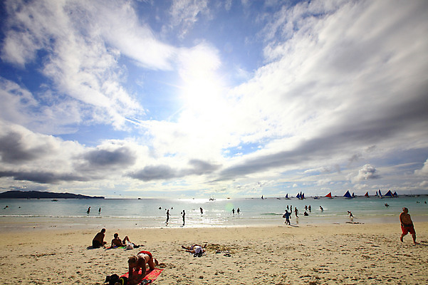 포토 JPG 주간 구름 해외풍경 해외 계절 아시아 물결 파도 바다 섬 여행 하늘 휴가 열대 필리핀 사람 풍경 여러명 해변 야외 여름 여름휴가 바캉스 반짝임 모래사장 눕기 햇빛 동남아시아 수상스포츠 서핑보드 보트 선탠 해수욕장 휴양지 해수욕 보라카이 방카 호핑투어 선박 국내포토 자연요소 나라 스포츠 다수 수상교통 배_교통 모션 태양 장소 보드_스포츠 파일형식 여름_계절