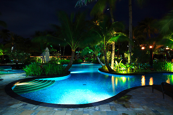 포토 JPG 나무 식물 해외풍경 해외 아시아 여행 야경 호텔 리조트 휴가 조명 열대 야외수영장 수영장 필리핀 사람없음 야외 물 빛 야자수 계단 풀장 동남아시아 풀 휴양지 보라카이 국내포토 자연요소 나라 숙소 풍경 장소 야간 파일형식 풍경_경치