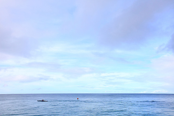 포토 JPG 주간 구름 해외풍경 해외 계절 아시아 바다 섬 여행 하늘 휴가 열대 필리핀 사람 풍경 해변 야외 두명 여름 여름휴가 바캉스 동남아시아 보트 보라카이 선박 국내포토 자연요소 나라 수상교통 배_교통 파일형식 여름_계절