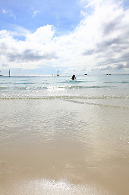 포토 JPG 주간 구름 해외풍경 해외 계절 아시아 물결 파도 바다 섬 여행 하늘 휴가 열대 필리핀 사람 풍경 해변 야외 세명 여름 여름휴가 바캉스 반짝임 햇빛 동남아시아 수상스포츠 보트 해수욕장 휴양지 해수욕 보라카이 방카 호핑투어 선박 국내포토 자연요소 나라 스포츠 수상교통 배_교통 모션 태양 장소 파일형식 여름_계절