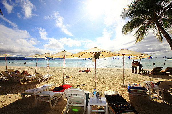포토 JPG 주간 나무 식물 구름 해외풍경 해외 계절 아시아 음료 바다 섬 여행 탁자 하늘 휴가 열대 그림자 필리핀 사람 풍경 여러명 해변 야외 컵 물 여름 여름휴가 바캉스 반짝임 수건 모래사장 야자수 눕기 햇빛 태양 반사 동남아시아 파라솔 보트 선탠 해수욕장 휴양지 선베드 해수욕 보라카이 방카 호핑투어 선박 국내포토 자연요소 식기 나라 가구 다수 수상교통 배_교통 의자 모션 위생용품 장소 파일형식 여름_계절