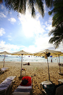 포토 JPG 주간 나무 식물 구름 해외풍경 해외 계절 아시아 바다 섬 여행 하늘 휴가 열대 필리핀 사람 풍경 여러명 해변 야외 여름 여름휴가 바캉스 반짝임 수건 모래사장 야자수 눕기 햇빛 태양 반사 동남아시아 파라솔 보트 선탠 해수욕장 휴양지 선베드 해수욕 보라카이 방카 호핑투어 선박 국내포토 자연요소 나라 다수 수상교통 배_교통 의자 모션 위생용품 장소 파일형식 여름_계절