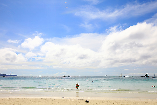 포토 JPG 주간 구름 해외풍경 해외 계절 아시아 물결 파도 바다 섬 여행 하늘 휴가 열대 필리핀 사람 풍경 여러명 해변 야외 여름 여름휴가 바캉스 모래사장 햇빛 동남아시아 수상스포츠 보트 해수욕장 휴양지 해수욕 보라카이 방카 호핑투어 선박 국내포토 자연요소 나라 스포츠 다수 수상교통 배_교통 태양 장소 파일형식 여름_계절