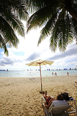 포토 JPG 주간 나무 식물 구름 해외풍경 해외 계절 아시아 바다 섬 여행 하늘 휴가 열대 필리핀 사람 풍경 여러명 해변 야외 여름 여름휴가 바캉스 반짝임 모래사장 야자수 눕기 햇빛 태양 반사 동남아시아 파라솔 보트 선탠 해수욕장 휴양지 선베드 해수욕 보라카이 방카 호핑투어 선박 국내포토 자연요소 나라 다수 수상교통 배_교통 의자 모션 장소 파일형식 여름_계절