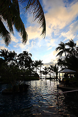 포토 JPG 주간 나무 식물 구름 해외풍경 해외 실루엣 아시아 바다 여행 다수 의자 하늘 호텔 리조트 휴가 열대 야외수영장 수영장 여러그루 그림자 필리핀 사람 풍경 여러명 야외 장식 물 야자수 햇빛 풀장 동남아시아 기둥 파라솔 풀 휴양지 보라카이 국내포토 자연요소 건축 나라 가구 숙소 촬영기법 태양 장소 파일형식