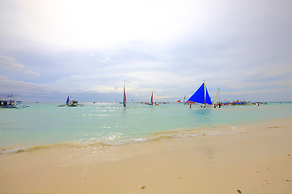 포토 JPG 주간 구름 해외풍경 해외 계절 아시아 물결 파도 바다 섬 여행 요트 하늘 휴가 열대 필리핀 사람 풍경 여러명 해변 야외 여름 여름휴가 바캉스 모래사장 햇빛 반사 동남아시아 수상스포츠 보트 해수욕장 휴양지 해수욕 보라카이 방카 호핑투어 선박 국내포토 자연요소 나라 스포츠 다수 수상교통 배_교통 태양 장소 파일형식 여름_계절
