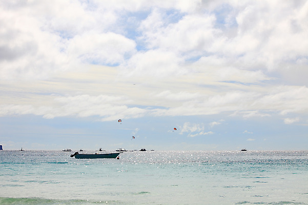 포토 JPG 주간 구름 해외풍경 해외 계절 아시아 바다 섬 여행 하늘 휴가 열대 필리핀 풍경 해변 사람없음 야외 여름 여름휴가 바캉스 동남아시아 수상스포츠 보트 보라카이 패러글라이딩 방카 호핑투어 선박 국내포토 자연요소 나라 스포츠 수상교통 배_교통 파일형식 여름_계절