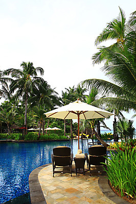 포토 JPG 주간 나무 식물 해외풍경 해외 아시아 여행 의자 호텔 리조트 휴가 열대 야외수영장 수영장 필리핀 풍경 사람없음 야외 물 수건 야자수 풀장 동남아시아 파라솔 풀 휴양지 보라카이 국내포토 자연요소 나라 가구 숙소 위생용품 장소 파일형식