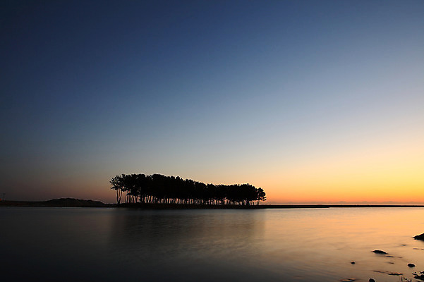 포토 JPG 주간 나무 식물 실루엣 바다 섬 자연 하늘 한국 풍경 사람없음 야외 강 일출 노을 침묵 고요 일몰 분위기 강원도 삼척 소나무숲 솔섬 국내포토 자연요소 아시아 컨셉 촬영기법 소리 소나무 숲 생태계 부안 파일형식