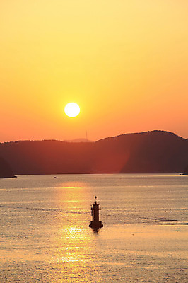 포토 JPG 주간 실루엣 바다 섬 자연 하늘 산 한국 등대 물그림자 풍경 사람없음 야외 태양 일출 노을 일몰 경상남도 통영 남해 국내포토 자연요소 아시아 촬영기법 그림자 경상도 생태계 파일형식