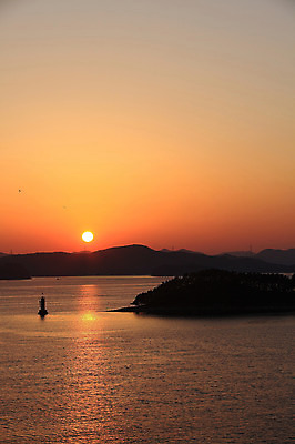 포토 JPG 주간 동물 실루엣 바다 섬 두마리 자연 갈매기 하늘 산 한국 등대 물그림자 풍경 사람없음 야외 태양 일출 노을 일몰 비행 경상남도 통영 남해 국내포토 자연요소 아시아 2 조류 촬영기법 그림자 경상도 생태계 파일형식