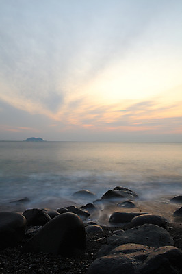 포토 JPG 주간 구름 물결 바다 자연 하늘 한국 풍경 해변 사람없음 야외 일출 노을 일몰 안개 돌_바위 조약돌 바위 원형 경상남도 해수욕장 통영 남해 거제도 돌밭 몽돌해수욕장 국내포토 자연요소 도형 아시아 섬 밭 날씨 경상도 생태계 여수 거제 파일형식