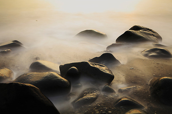 포토 JPG 주간 구름 물결 바다 자연 한국 풍경 해변 사람없음 야외 노을 일몰 안개 돌_바위 조약돌 바위 원형 경상남도 해수욕장 통영 남해 거제도 돌밭 몽돌해수욕장 국내포토 자연요소 도형 아시아 섬 밭 날씨 경상도 생태계 여수 거제 파일형식