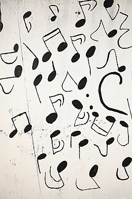 포토 JPG 문자 기호 음악 벽 백그라운드 음표 자국 벽면 사람없음 장식 담장 모형 구멍 거친 시멘트벽 8분음표 16분음표 4분음표 낮은음자리표 국내포토 문화예술 파일형식