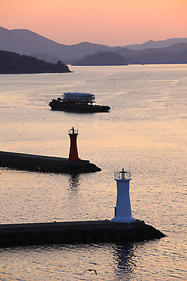 포토 JPG 주간 나무 식물 동물 한마리 교통수단 바다 섬 자연 갈매기 하늘 산 한국 등대 풍경 사람없음 야외 노을 비행 한척 어선 경상남도 통영 남해 선박 국내포토 자연요소 1 아시아 교통 수상교통 배_교통 조류 경상도 생태계 파일형식