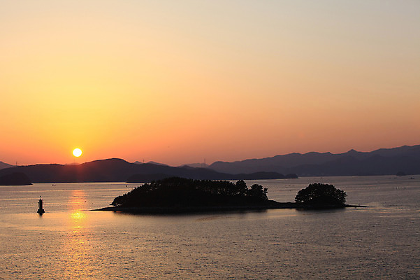 포토 JPG 주간 나무 식물 실루엣 바다 섬 자연 하늘 산 한국 등대 물그림자 풍경 사람없음 야외 태양 일출 노을 일몰 경상남도 통영 남해 국내포토 자연요소 아시아 촬영기법 그림자 경상도 생태계 파일형식