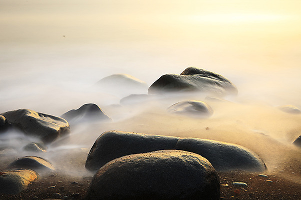 포토 JPG 주간 구름 물결 바다 자연 하늘 한국 풍경 해변 사람없음 야외 일출 노을 일몰 안개 돌_바위 조약돌 바위 원형 경상남도 해수욕장 통영 남해 거제도 돌밭 몽돌해수욕장 국내포토 자연요소 도형 아시아 섬 밭 날씨 경상도 생태계 여수 거제 파일형식