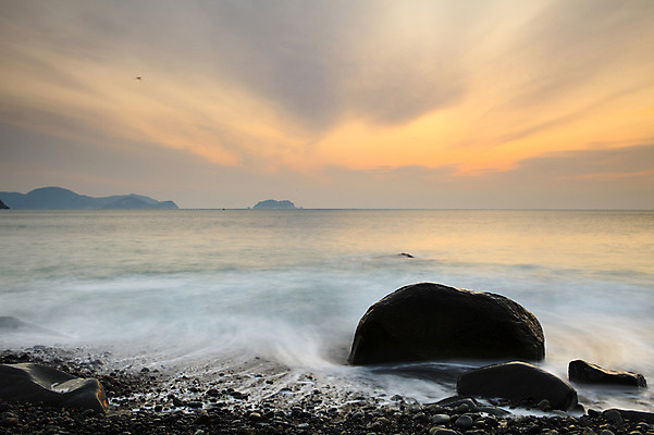 포토 JPG 주간 구름 물결 바다 자연 하늘 한국 풍경 해변 사람없음 야외 일출 노을 일몰 안개 돌_바위 조약돌 바위 원형 경상남도 해수욕장 통영 남해 거제도 돌밭 몽돌해수욕장 국내포토 자연요소 도형 아시아 섬 밭 날씨 경상도 생태계 여수 거제 파일형식