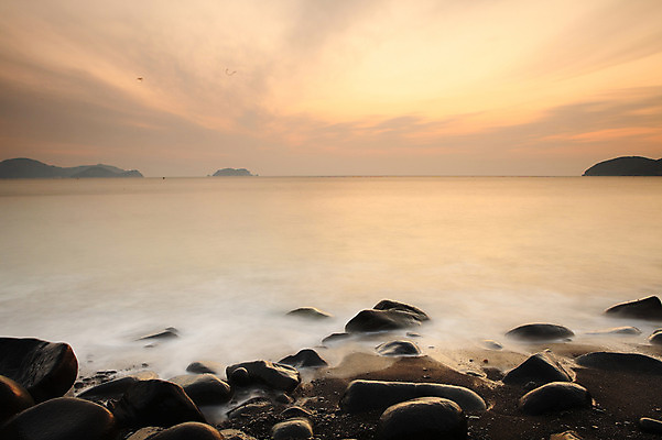 포토 JPG 주간 구름 물결 바다 자연 하늘 한국 풍경 해변 사람없음 야외 일출 노을 일몰 안개 돌_바위 조약돌 바위 원형 경상남도 해수욕장 통영 남해 거제도 돌밭 몽돌해수욕장 국내포토 자연요소 도형 아시아 섬 밭 날씨 경상도 생태계 여수 거제 파일형식