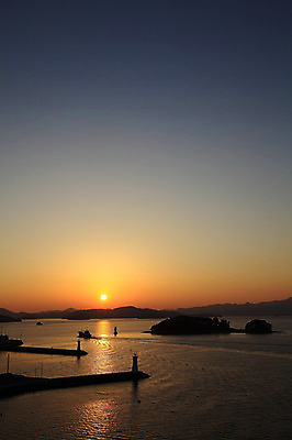 포토 JPG 주간 나무 식물 실루엣 교통수단 바다 섬 자연 하늘 산 한국 등대 풍경 사람없음 야외 태양 일출 노을 일몰 어선 경상남도 통영 남해 두척 선박 국내포토 자연요소 아시아 교통 수상교통 2 배_교통 촬영기법 경상도 생태계 파일형식