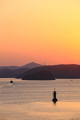 포토 JPG 주간 실루엣 교통수단 바다 섬 자연 하늘 산 한국 등대 풍경 사람없음 야외 일출 노을 일몰 한척 어선 경상남도 통영 남해 선박 국내포토 자연요소 1 아시아 교통 수상교통 배_교통 촬영기법 경상도 생태계 파일형식