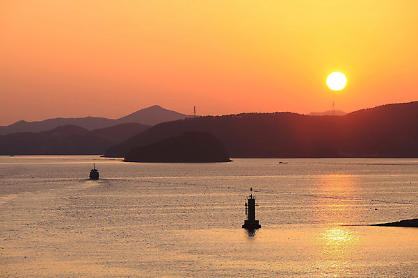 포토 JPG 주간 실루엣 교통수단 바다 섬 자연 하늘 산 한국 등대 물그림자 풍경 사람없음 야외 태양 일출 노을 일몰 한척 어선 경상남도 통영 남해 선박 국내포토 자연요소 1 아시아 교통 수상교통 배_교통 촬영기법 그림자 경상도 생태계 파일형식