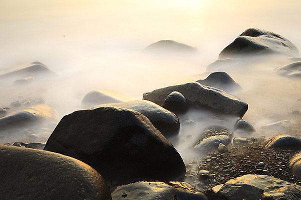 포토 JPG 주간 구름 물결 바다 자연 한국 풍경 해변 사람없음 야외 일출 노을 일몰 안개 돌_바위 조약돌 바위 원형 경상남도 해수욕장 통영 남해 거제도 돌밭 몽돌해수욕장 국내포토 자연요소 도형 아시아 섬 밭 날씨 경상도 생태계 여수 거제 파일형식