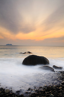 포토 JPG 주간 구름 물결 바다 자연 하늘 한국 풍경 해변 사람없음 야외 일출 노을 일몰 안개 돌_바위 조약돌 바위 원형 경상남도 해수욕장 통영 남해 거제도 돌밭 몽돌해수욕장 국내포토 자연요소 도형 아시아 섬 밭 날씨 경상도 생태계 여수 거제 파일형식