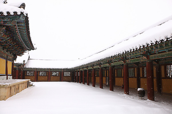 포토 JPG 주간 나무 식물 한국문화 한국전통 전통 시설물 건축물 사계절 계절 건축 종교 전통문화 여행 고건축 설경 겨울 불교 종교건축 자연 종교시설 한국 기와 풍경 사람없음 야외 건물 관광지 쌓기 얼음 세계문화유산 문화재 눈 경주 사찰 사원 항아리 경상북도 경상도 기와지붕 고드름 불국사 소화기 눈발 눈내림 국내포토 자연요소 동양문화 아시아 문화 비즈니스 모션 지붕 날씨 눈_날씨 도자기 안전장비 소방 시설 생태계 랜드마크 파일형식