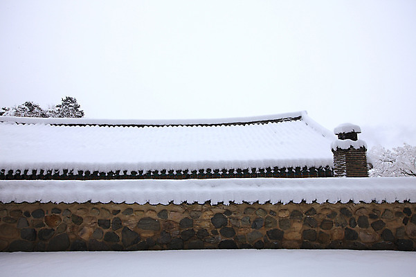 포토 JPG 주간 나무 식물 한국문화 한국전통 전통 시설물 건축물 사계절 계절 건축 종교 전통문화 여행 고건축 설경 겨울 불교 종교건축 자연 종교시설 지붕 한국 돌담 기와 풍경 사람없음 야외 건물 관광지 담장 쌓기 얼음 세계문화유산 문화재 눈 경주 사찰 사원 경상북도 경상도 기와지붕 고드름 불국사 눈발 눈내림 국내포토 자연요소 동양문화 아시아 문화 비즈니스 모션 날씨 눈_날씨 돌_바위 시설 생태계 랜드마크 파일형식