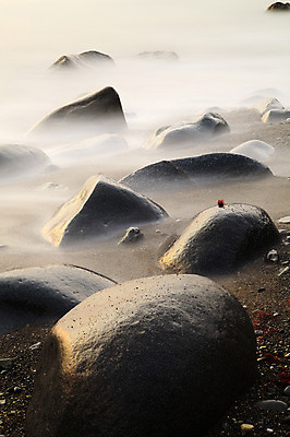 포토 JPG 주간 구름 물결 바다 자연 한국 풍경 해변 사람없음 야외 일출 노을 일몰 안개 돌_바위 조약돌 바위 원형 경상남도 해수욕장 통영 남해 거제도 돌밭 몽돌해수욕장 국내포토 자연요소 도형 아시아 섬 밭 날씨 경상도 생태계 여수 거제 파일형식