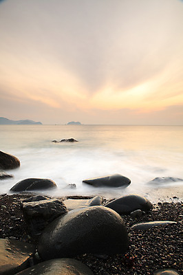 포토 JPG 주간 구름 물결 바다 자연 하늘 한국 풍경 해변 사람없음 야외 일출 노을 일몰 안개 돌_바위 조약돌 바위 원형 경상남도 해수욕장 통영 남해 거제도 돌밭 몽돌해수욕장 국내포토 자연요소 도형 아시아 섬 밭 날씨 경상도 생태계 여수 거제 파일형식