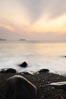 포토 JPG 주간 구름 물결 바다 자연 하늘 한국 풍경 해변 사람없음 야외 일출 노을 일몰 안개 돌_바위 조약돌 바위 원형 경상남도 해수욕장 통영 남해 거제도 돌밭 몽돌해수욕장 국내포토 자연요소 도형 아시아 섬 밭 날씨 경상도 생태계 여수 거제 파일형식
