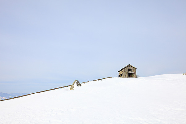 포토 JPG 주간 나무 식물 사계절 계절 설경 겨울 자연 산 주택 한국 풍경 사람없음 야외 울타리 설원 돌_바위 바위 눈 오두막 산등성이 강원도 겨울산 나무집 대관령 선자령 한채 국내포토 자연요소 1 아시아 날씨 눈_날씨 건물 담장 생태계 파일형식