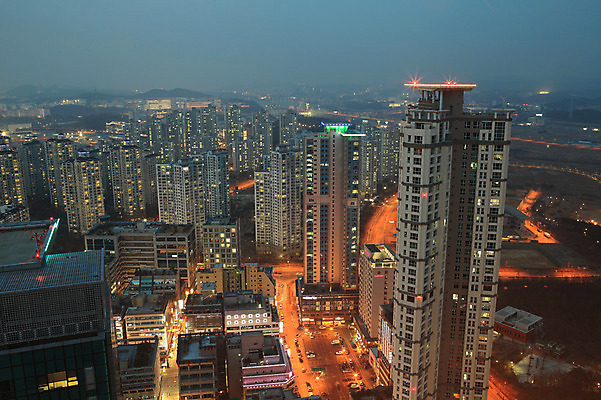 포토 JPG 식물 시설물 건축물 현대건축 건축 도로 육상교통 야경 자동차 조명 아파트 한국 빌딩 사람없음 야외 건물 빛 도시풍경 상점 고층빌딩 도시 항아리 도심 경기도 공동주택 동탄 동탄신도시 수원 아파트단지 국내포토 아시아 길 교통수단 교통시설 주택 풍경 도자기 야간 신도시 파일형식 풍경_경치