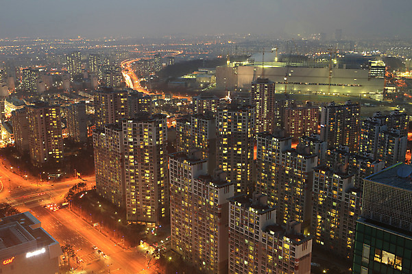 포토 JPG 식물 시설물 건축물 현대건축 건축 도로 육상교통 야경 자동차 조명 아파트 한국 빌딩 사람없음 야외 건물 빛 도시풍경 상점 고층빌딩 도시 항아리 도심 경기도 공동주택 동탄 동탄신도시 수원 아파트단지 국내포토 아시아 길 교통수단 교통시설 주택 풍경 도자기 야간 신도시 파일형식 풍경_경치