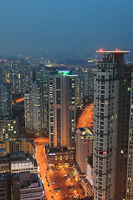 포토 JPG 식물 시설물 건축물 현대건축 건축 도로 육상교통 야경 자동차 조명 아파트 한국 빌딩 사람없음 야외 건물 빛 도시풍경 상점 고층빌딩 도시 항아리 도심 경기도 공동주택 동탄 동탄신도시 수원 아파트단지 국내포토 아시아 길 교통수단 교통시설 주택 풍경 도자기 야간 신도시 파일형식 풍경_경치