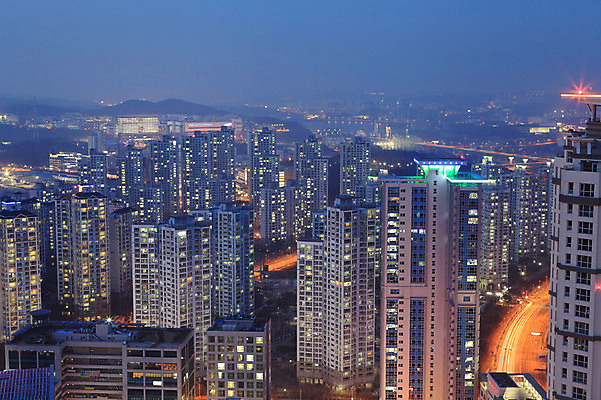 포토 JPG 식물 시설물 건축물 현대건축 건축 도로 야경 조명 아파트 한국 빌딩 사람없음 야외 건물 빛 도시풍경 상점 고층빌딩 도시 항아리 도심 경기도 공동주택 동탄 동탄신도시 수원 아파트단지 국내포토 아시아 길 교통시설 주택 풍경 도자기 야간 신도시 파일형식 풍경_경치